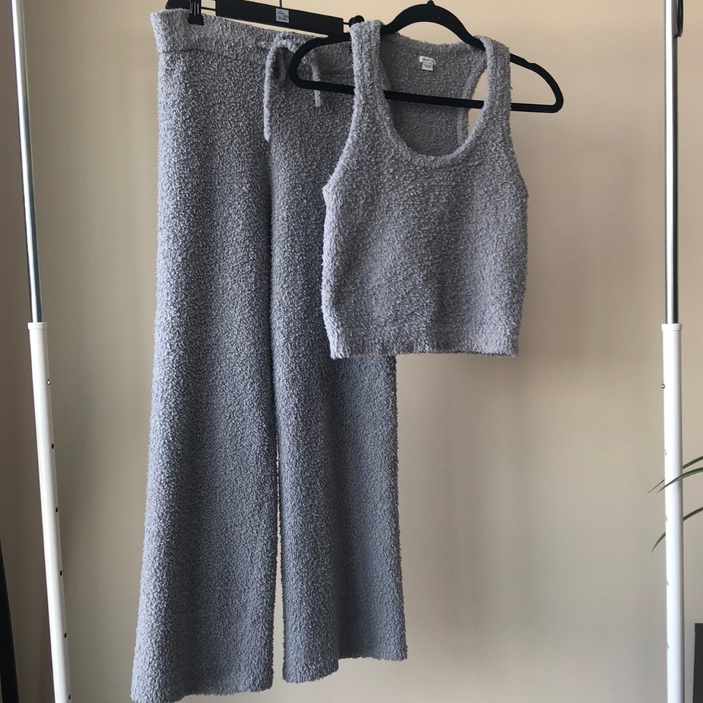 Medium Aerie 2 piece lounge set. Only worn a couple times!